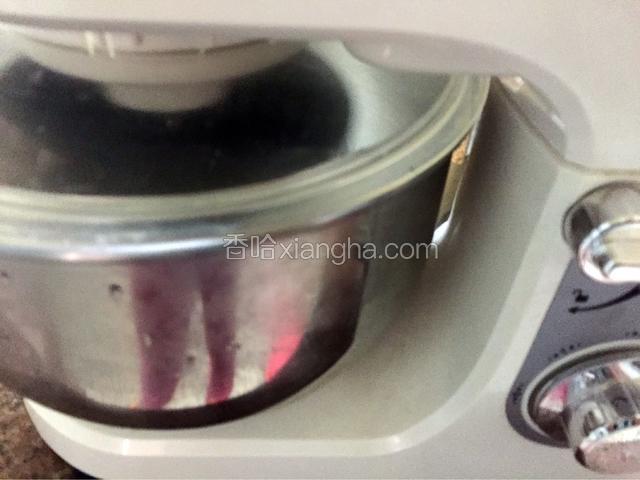 先用一档慢速和面一分钟再转三档快速和面，直到机器自动停止。（共15分钟）