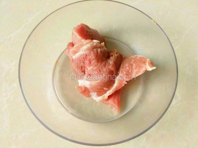 备猪瘦肉150克。