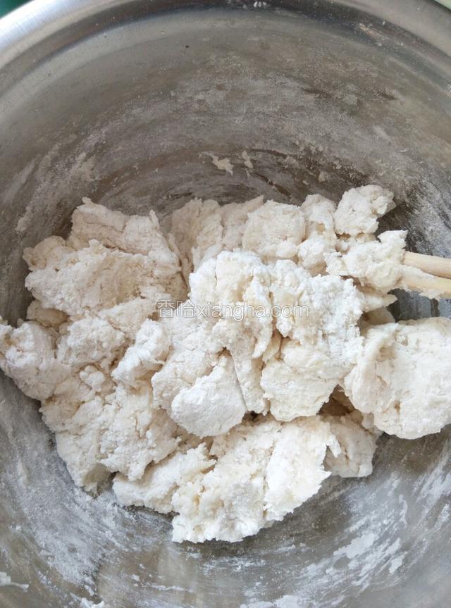 把面粉加热水搅拌成棉絮状