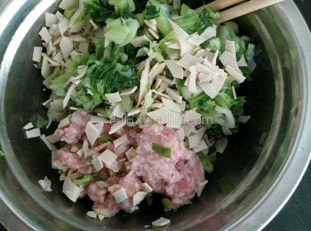 把青菜挤干水分后切碎，豆腐皮切碎，生姜，葱切碎，放入剁好的肉馅中