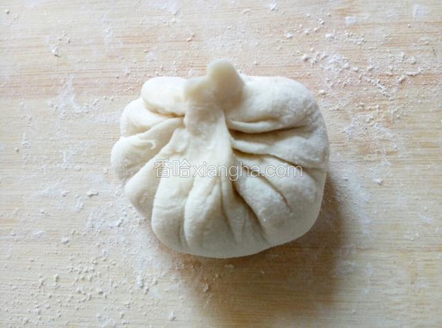 把馅料包入饼皮，包成包子状