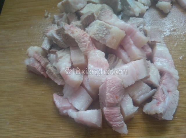 把肉捞出切成自己喜欢的大小，汤留着备用。