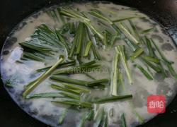 鱼汤宽粉面的做法图解3