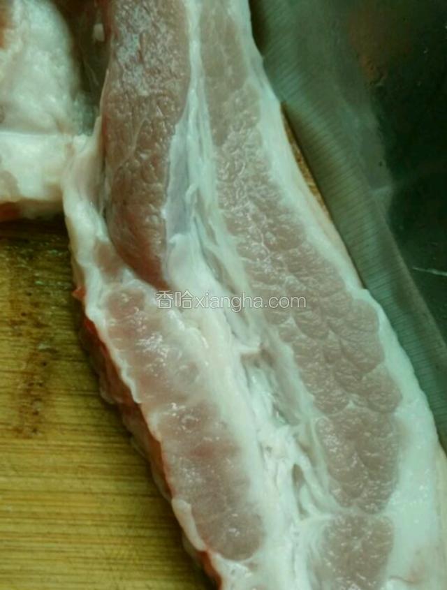 准备五花肉洗净切碎。