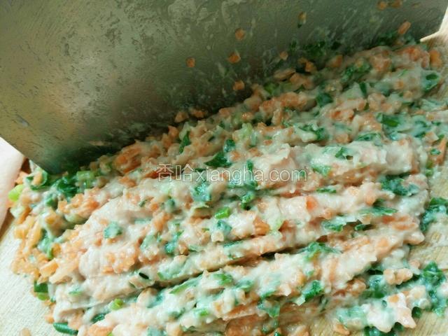 与葱花、生姜一起切碎，剁成肉糜。