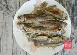 酥闷小鲫鱼的做法图解3