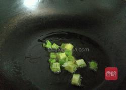 榛蘑炖鸡腿的做法图解6