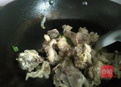 榛蘑炖鸡腿的做法图解7