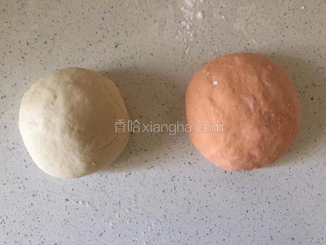 揉匀排气，可以扑点粉揉面，揉好静置