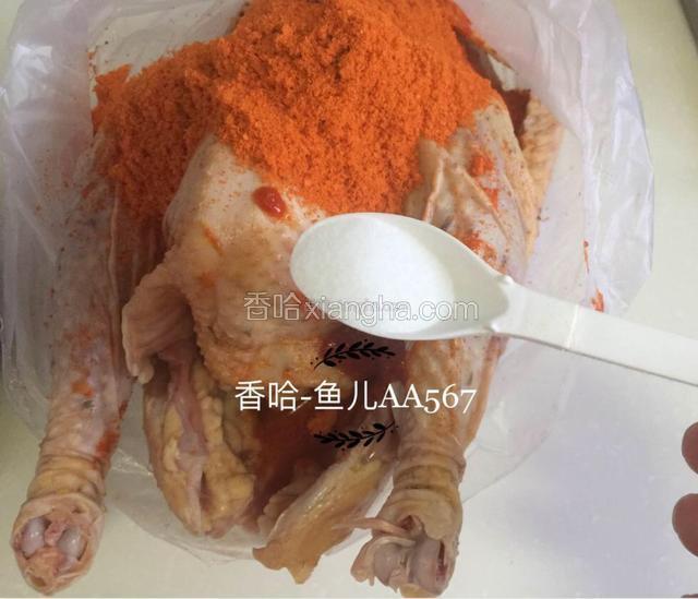 把烤肉料和辣椒粉、盐放入食品袋里。