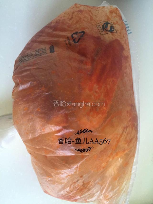 扎进袋口，冰箱冷藏腌制30小时。