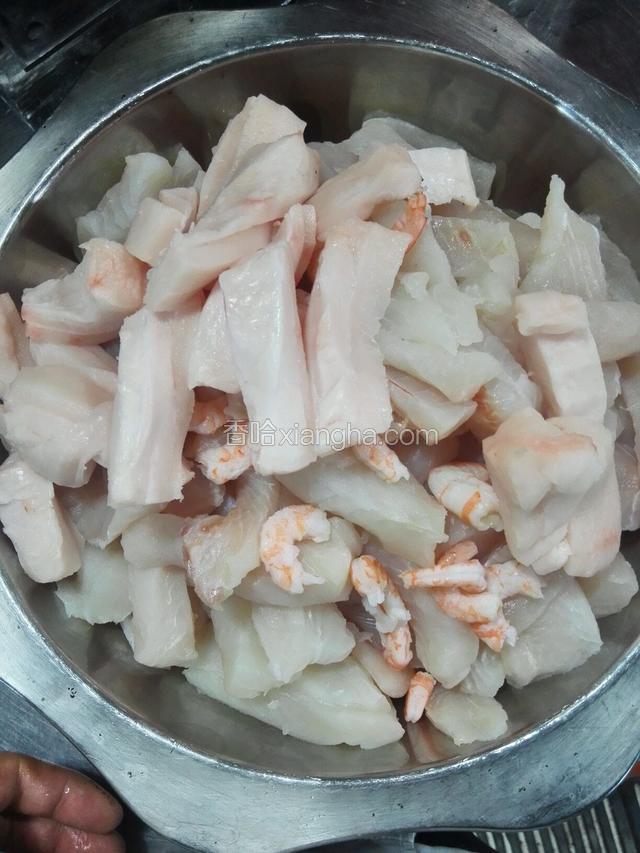 准备鱼肉与肥肉