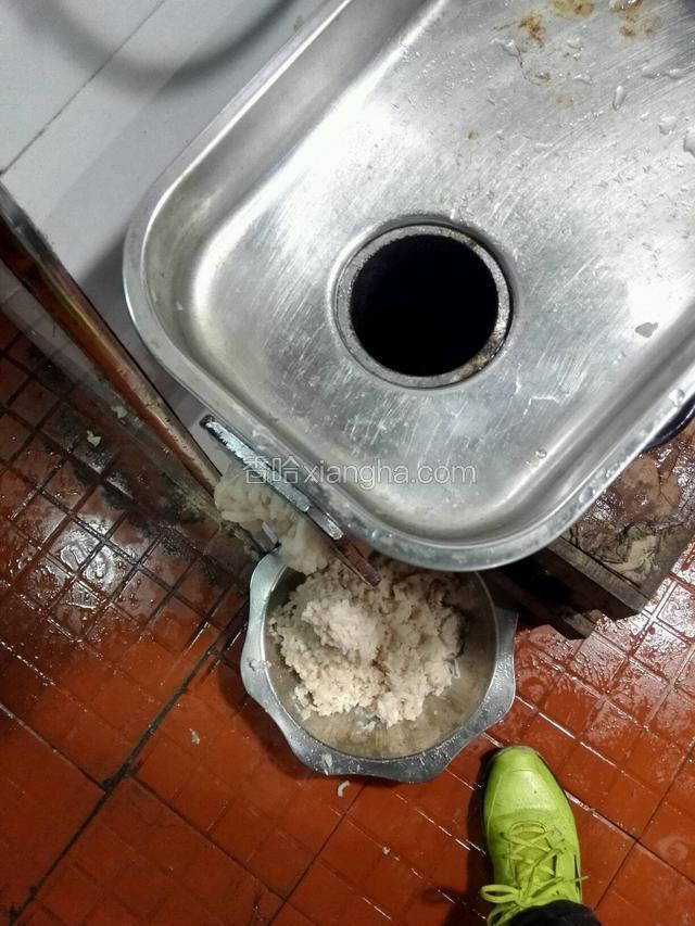 绞肉机将主料绞两遍