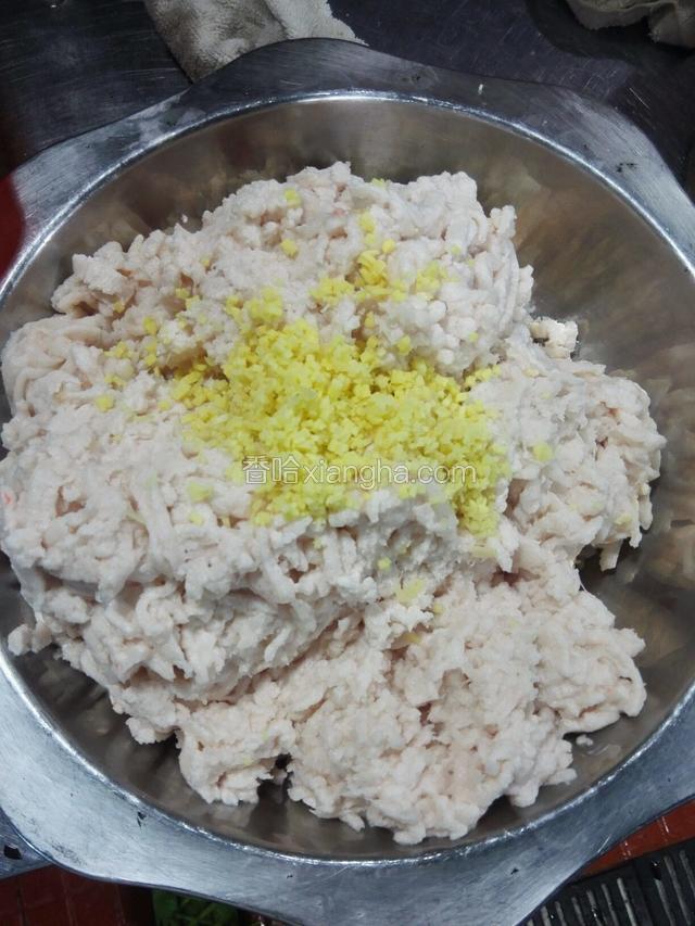 绞完切生姜粒放一起