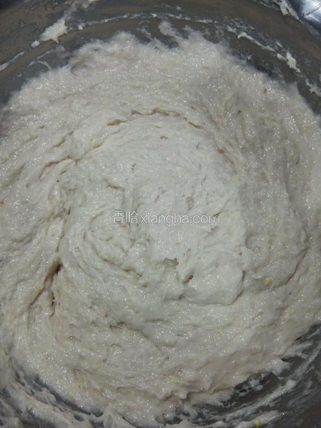 准备盐，味精，白胡椒（不要鸡精，颜色会发黄），蛋清加入沿一个方向搅拌