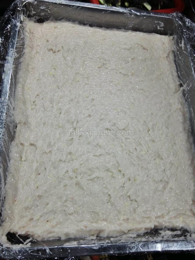 搅上劲加水（2.5斤），最后将生粉加入搅匀铺到托盘里！