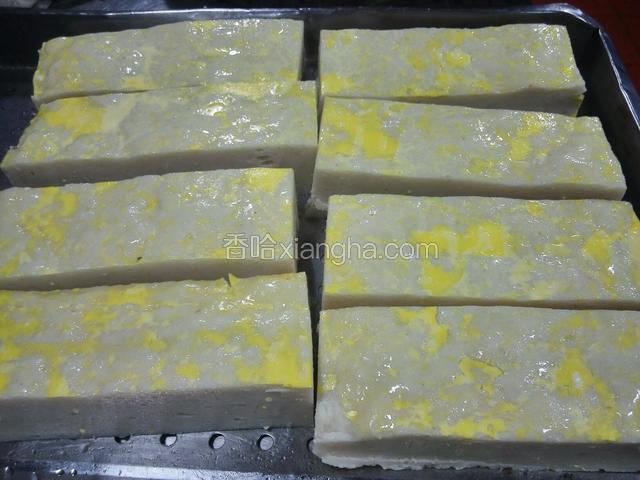 上蒸锅三十分钟出来抹上蛋黄再蒸十分钟出锅抹上香油！