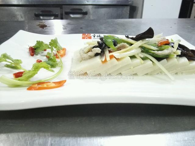 配上黑木耳，肉丝，青红椒片，冬笋丝水煮调味勾芡淋油淋上即可！