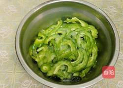 苦瓜煎蛋的做法图解1