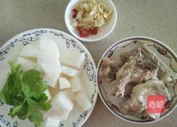 排骨萝卜百合汤的做法图解1