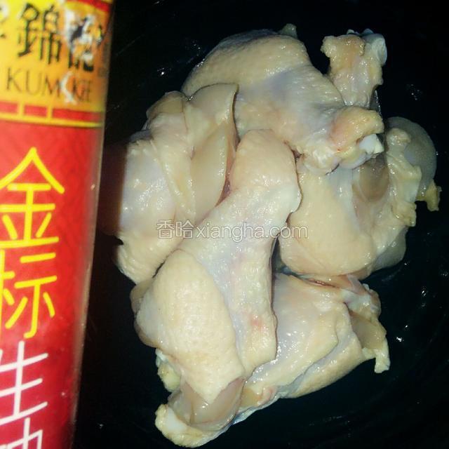 放在碗里，加上生抽和适量盐