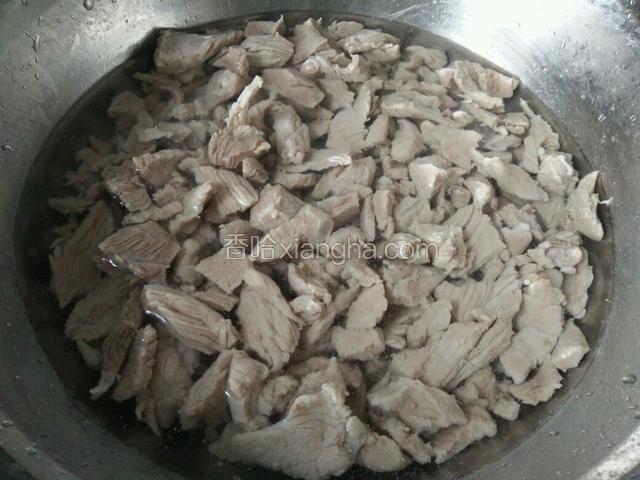 去浮沫的瘦肉捞出，放在凉水中清洗几遍