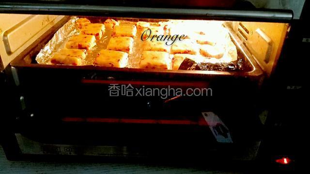 烤箱预热180度，中层上下火烤15分钟左右，表面金黄即可出炉。
