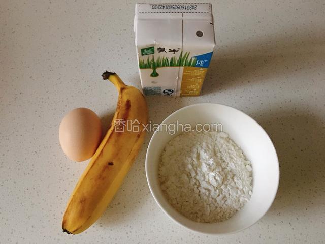 材料准备好，普通面粉和玉米淀粉称重混合好。