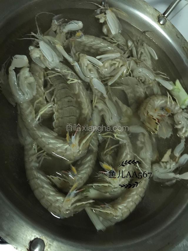 放入皮皮虾。