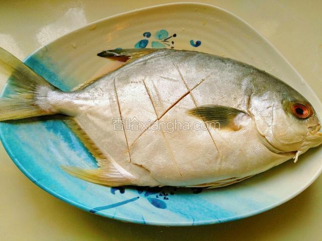 将鱼摘洗净，沥去水，加料酒，米醋，盐，味极鲜酱油，黄酒腌制1小时。
