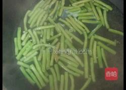 蒜末豇豆的做法图解1