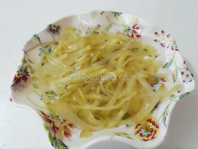 榨菜切丝泡水5分钟