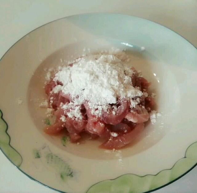 加入适量生粉和料酒抓腌一下