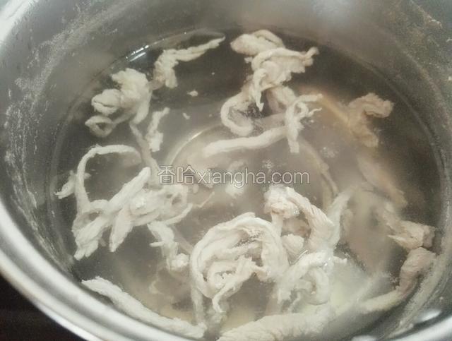 锅里水烧开，放入腌好的瘦肉丝