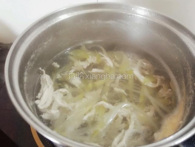 放入泡好的榨菜丝调入适量盐和鸡精（盐要控制好，榨菜本来就有点咸）