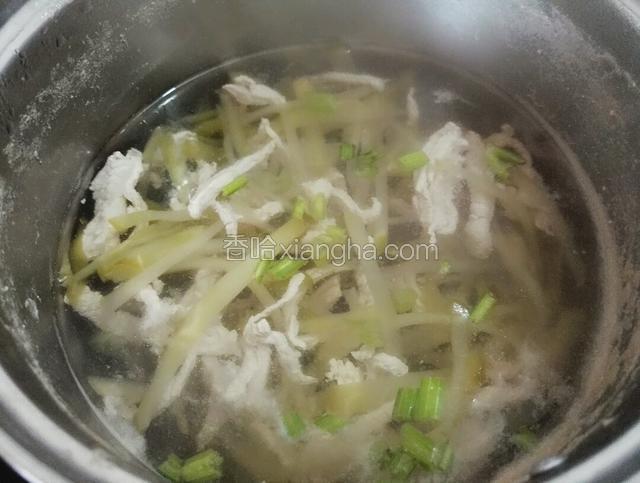 最后放入芹菜即可