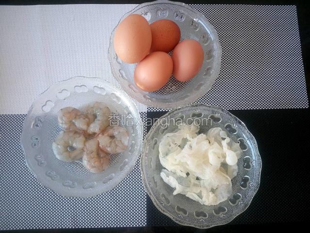 准备主要食材：鸡蛋、银耳、虾。