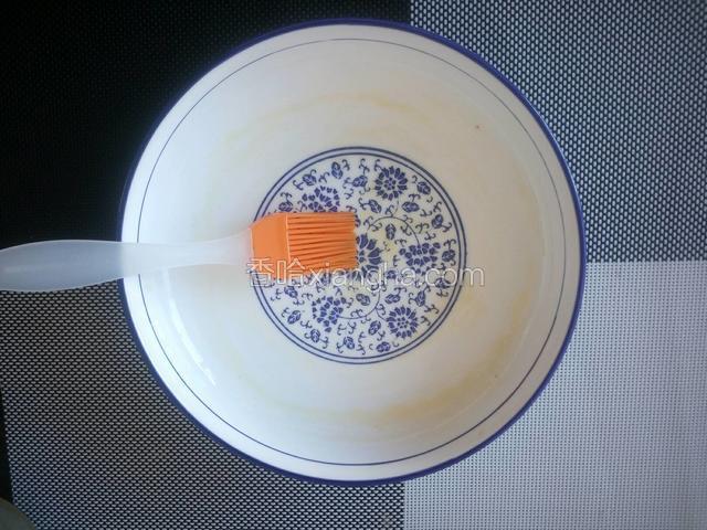 碗内涂抹少许食用油。
