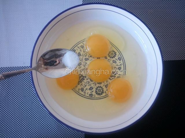 打散4个鸡蛋，放入少许食盐。