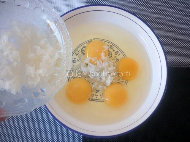 把切碎的银耳加入到鸡蛋液里。