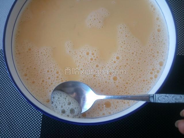 用勺子撇去鸡蛋沫。