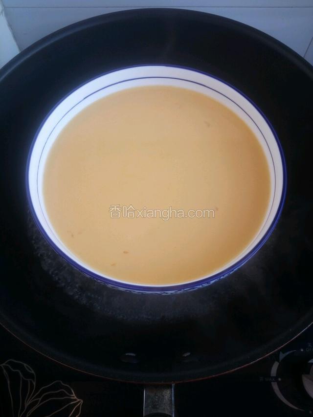 鸡蛋液体表面光滑平整，这样整出来的鸡蛋羹美观口感好，不会有难看的蜂窝。