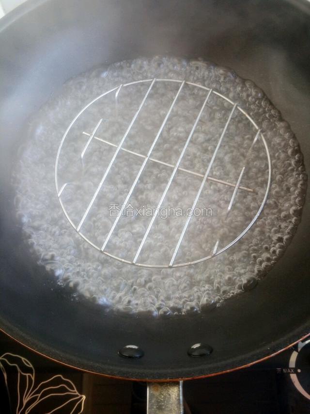 锅内倒入适量的水，放上蒸屉，水一定要烧开。