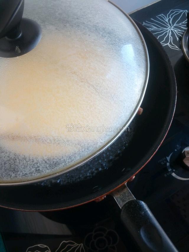 再把鸡蛋液放在蒸屉上，然后开小火，锅盖一定要留有缝隙，不要盖严实了。这样蒸出来的鸡蛋羹就不会有蜂窝眼。