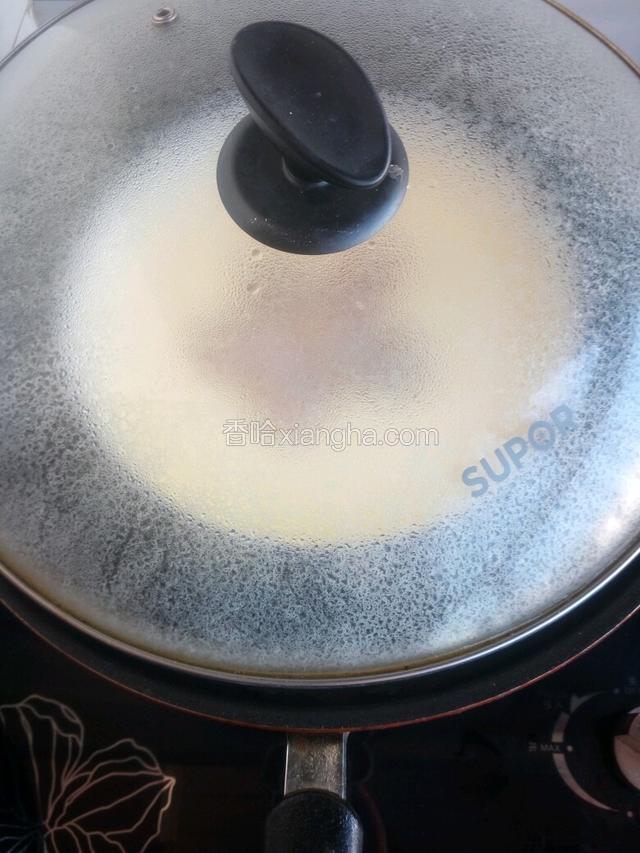 盖上锅盖（留缝隙）再继续蒸约5-10分钟，关火，闷两分钟。