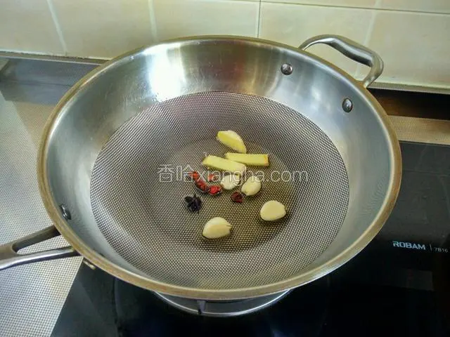 炒锅里放适量油，油热后，加入葱姜蒜八角煸香。