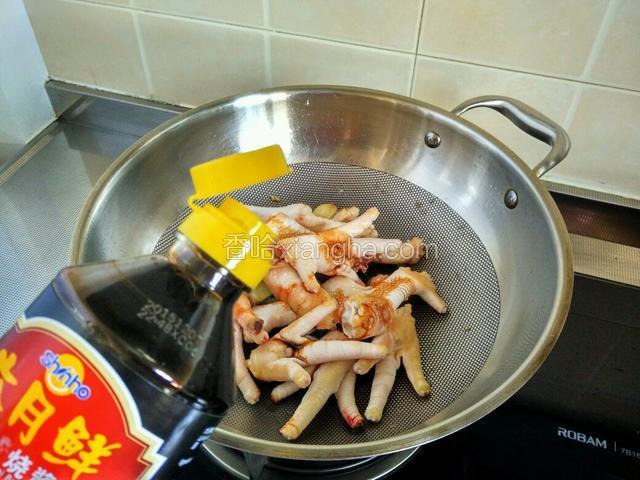 再加入三锅铲的老抽。