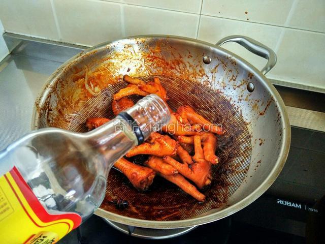 加入一锅铲的料酒，翻炒均匀。