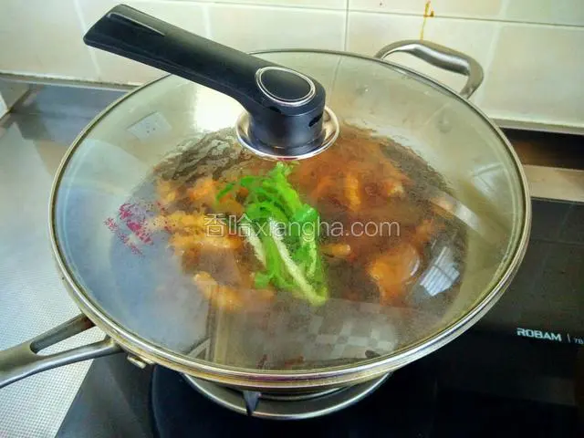 大火烧开后放入葱结，然后转中火烧二十分钟左右，中途可以翻炒一两次，防止粘锅底。