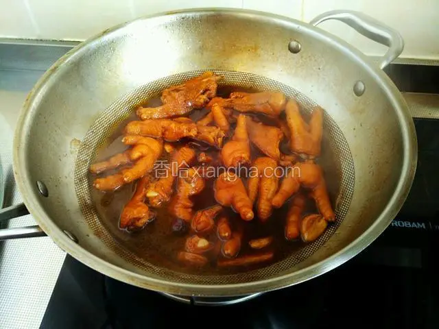 此时，汤汁少了一半，转大火收汁，加少许食盐调味，收汁时要间断性的翻炒，防止粘锅底，汤汁浓稠就可以了。